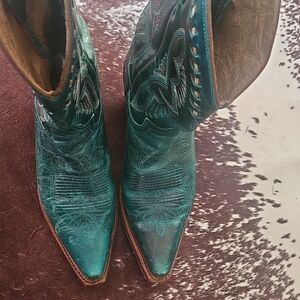 Women Justin Cowboy Boots with Snip Toe and Decorative Stitching